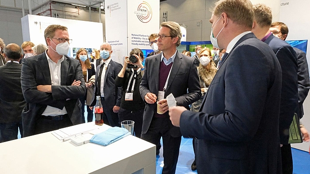 Verkehrsminister Schauer informiert sich am Stand des Projekts Hydromapper