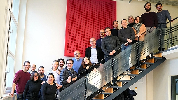 Gruppenfoto mit Mitgliedern des Projekts SILKNOW auf einer Treppe